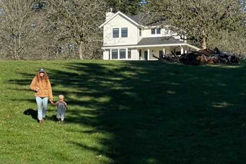 Little People’s Jeremy & Audrey Roloff look at new farmhouse after he ‘whined’ about not being..