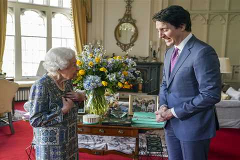 Queen, 95, hides secret message in her first in-person meeting since Covid