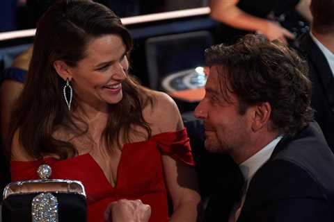 Jennifer Garner & Bradley Cooper had an ‘Alias’ reunion at the Oscars 2022 that continued right ..