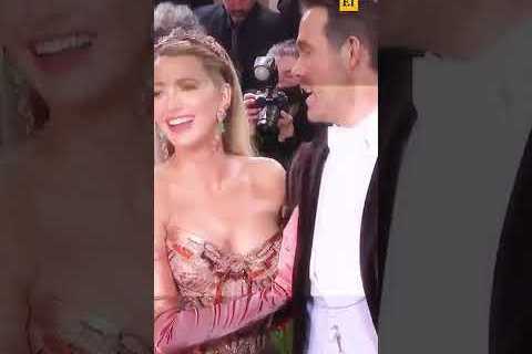 Blake Lively & Ryan Reynolds ADORABLE 2022 Met Gala arrival #shorts