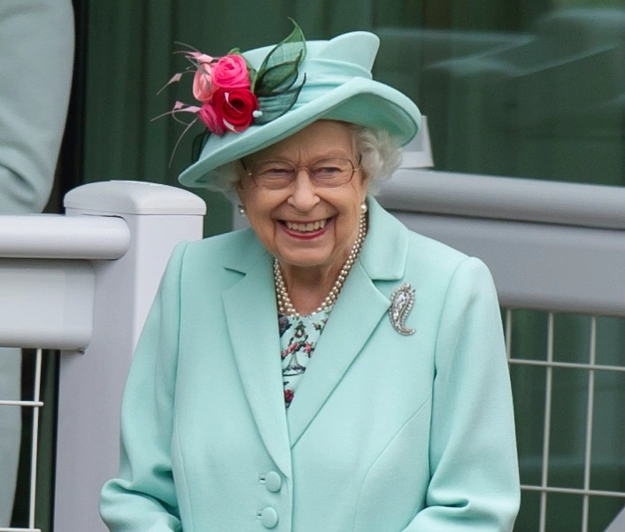 The Queen ready to roast bookies at sweltering Royal Ascot with a Reach For The Moon win to cost them the crown jewels