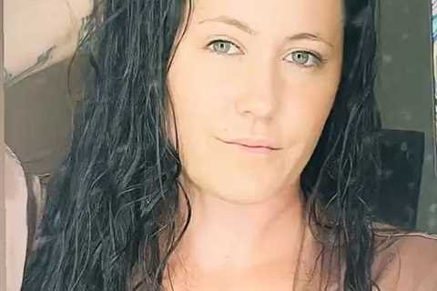 Teen Mom Jenelle Evans shows off her real skin in rare makeup-free photo to promote raunchy..