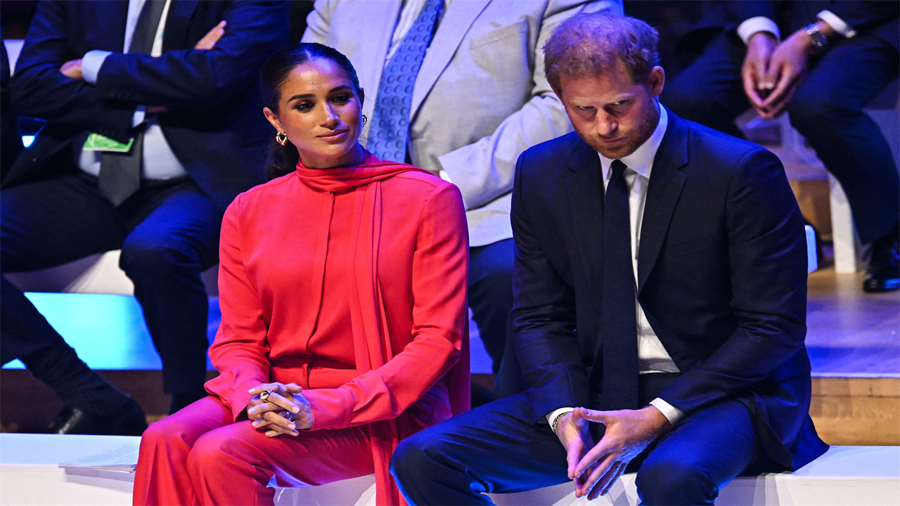 ‘Awkward’ Prince Harry ‘riddled with anxiety’ as ‘rock star’ Meghan Markle steals the show, claims body language expert