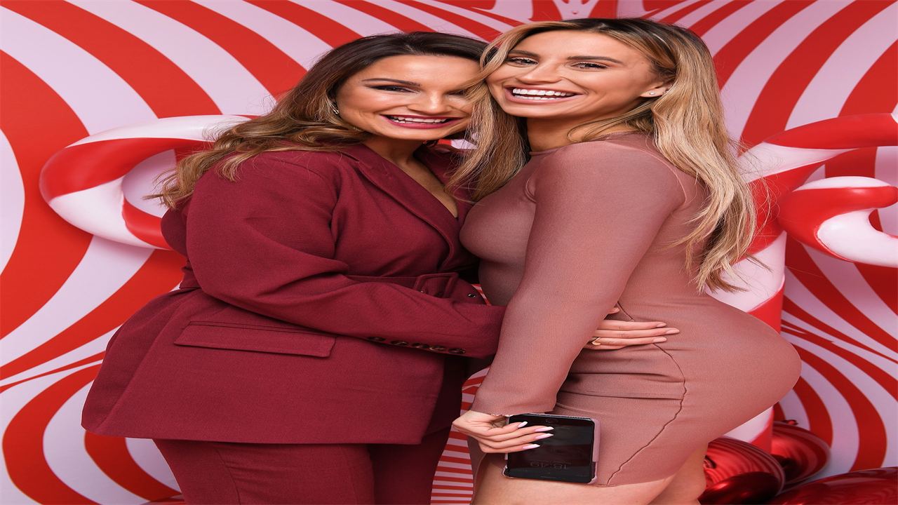 Ferne McCann calls in POLICE over voice recording targeting former friend Sam Faiers