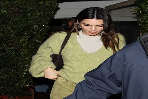 Kardashian fans mock Kendall Jenner’s all green outfit & claim she ‘looks like the grinch’ in..