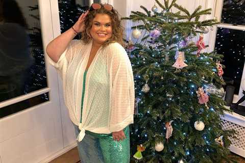 Gogglebox’s Amy Tapper is slimmer than ever in glam snap by her Christmas tree