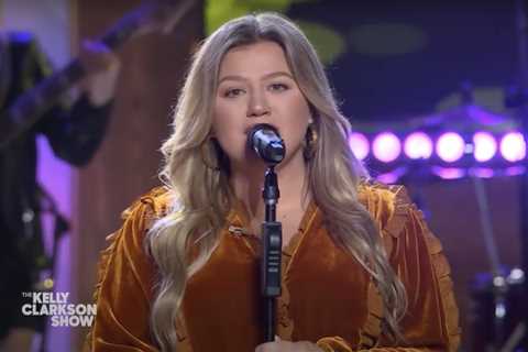 Kelly Clarkson Is Hopelessly ‘Lost in the Fifties’ in Stunning Ronnie Milsap Cover: Watch