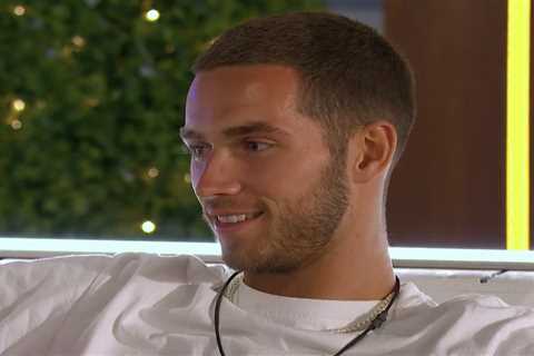 Love Island fans do u-turn on show favourite as he makes moves on new girl