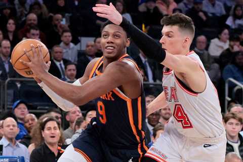 Knicks hold on late to capture crucial win over rival Heat
