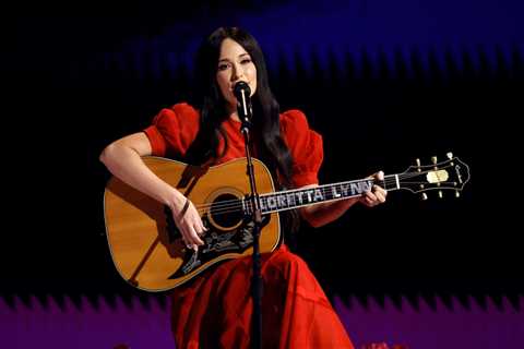 Kacey Musgraves In Awe After Playing Loretta Lynn’s Guitar During 2023 Grammy Awards: ‘She Paved..