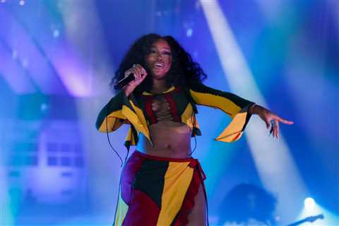 Watch SZA Cover Erykah Badu & Debut SOS Songs Live At Tour Opener