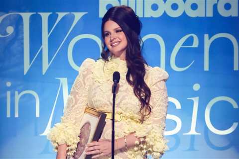 Lana Del Rey Accepts the Visionary Award At Billboard’s Women In Music Awards