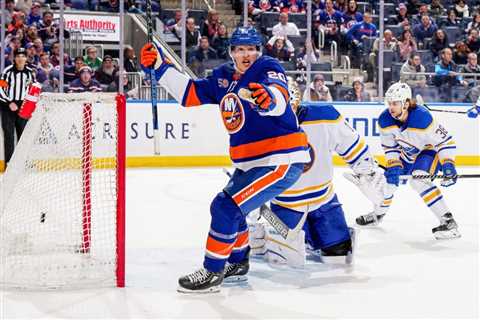 Clutch play in third periods at center of Islanders’ playoff push