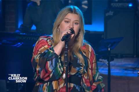 Kelly Clarkson Shows Off Her R&B Side With Jazmine Sullivan Kellyoke Cover: Watch