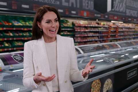 Kate Middleton stuns in £70 white blazer while paying trip to Iceland as she meets supermarket boss