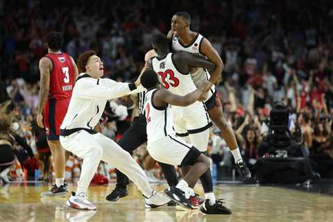 San Diego State snags buzzer-beating win over FAU to reach NCAA Tournament final