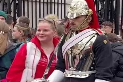 King’s guard terrifies tourist after screaming in her face – and everyone’s saying the same thing