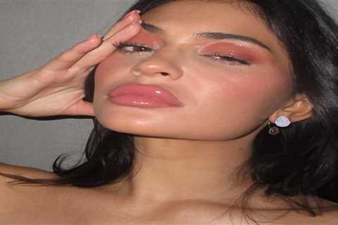 Kardashian critics fear Kylie Jenner’s lips are so big they will ‘burst’ after getting ‘too much’..