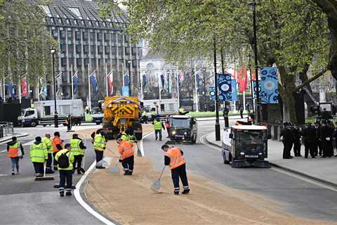 Why have they put sand on the roads in London for King Charles’ coronation?