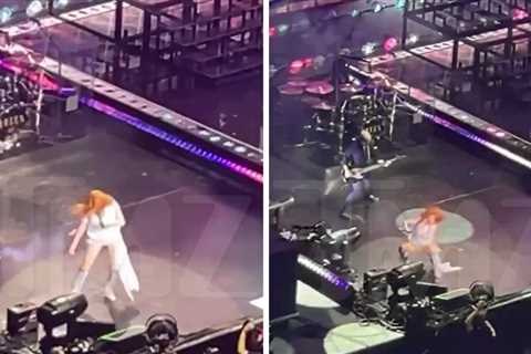 Shania Twain Falls Onstage During Performance in Chicago