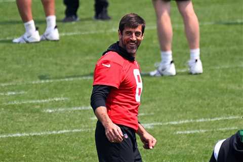 Aaron Rodgers looks ripped during workout as he gears up for Jets season