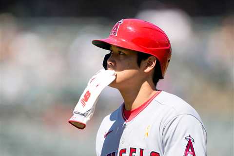 Angels bizarrely use Shohei Ohtani body double for team picture day