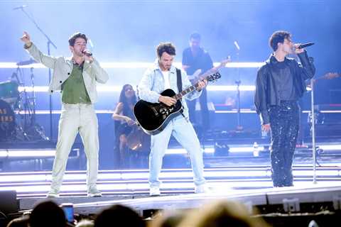 Jonas Brothers Jam With Dad on Eagles’ ‘Desperado’ at Nashville Gig