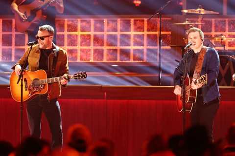 Eric Church & Morgan Wallen Join Forces to Perform ‘Man Made a Bar’ on the CMA Awards