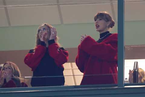 Taylor Swift Cheers for Travis Kelce at Chiefs-Packers Game in Green Bay