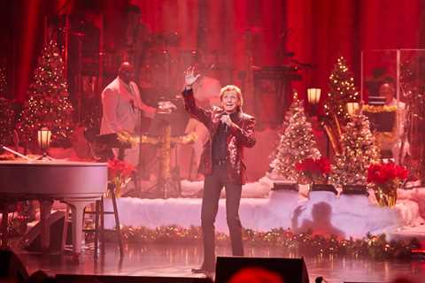Barry Manilow Talks ‘A Very Barry Christmas’ TV Special and Changing His Mind About the..