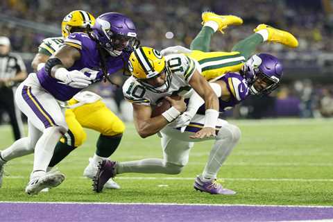 Packers vs. Cowboys odds, player props: Jordan Love runs wild on Wild Card Weekend