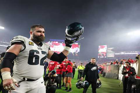 Jason Kelce tells Eagles teammates he’s retiring after emotional sideline scene