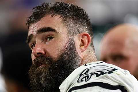 Jason Kelce Reportedly Tells Teammates He's Retiring After Eagles' Loss