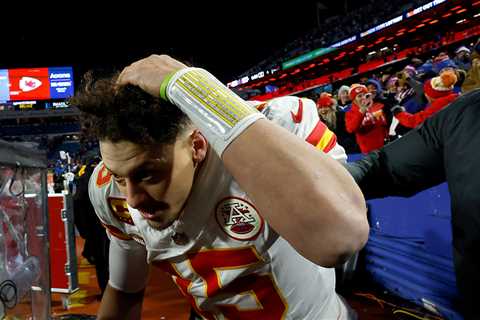 Patrick Mahomes Pelted With Snowballs By Angry Bills Fans After Playoff Win