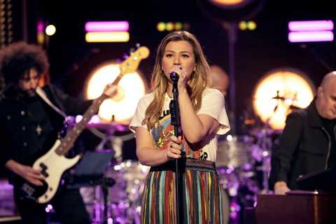 Kelly Clarkson Says Recent Weight Loss Came After Prediabetic Diagnosis: ‘I Wasn’t Shocked’