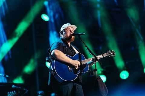 Watch Luke Combs Pay Tribute to Toby Keith With ‘Should’ve Been a Cowboy’ at Ryman Auditorium