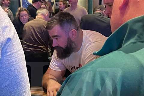 Jason Kelce Playing Craps At Las Vegas Casino Before Super Bowl