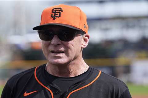 Bob Melvin requiring entire Giants dugout to stand for national anthem in policy shift