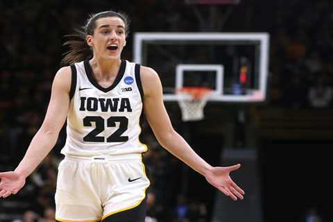 Caitlin Clark overcomes rare early struggles in Iowa win over Holy Cross