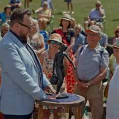 Behind the Scenes of Antiques Roadshow: How Experts Play the Crowd