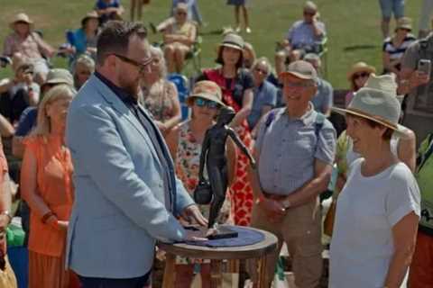 Behind the Scenes of Antiques Roadshow: How Experts Play the Crowd