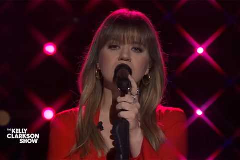 Kelly Clarkson Rocks Out Kellyoke Cover of Miley Cyrus and Stevie Nicks’ ‘Edge of Midnight’