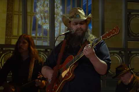 Chris Stapleton Passionately Delivers ‘White Horse’ & ‘Mountains of My Mind’ on ‘SNL’: Watch