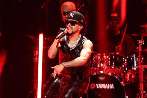 Yandel Performs Invigorating Reggaetón Medley, Accepts Pioneer Award at Latin AMAs 2024