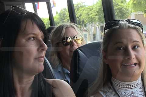 Gypsy Rose Rides TMZ Tour Bus, Dines at Lisa Vanderpump's Restaurant