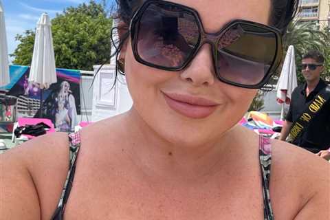 Scarlett Moffatt Encourages Fans to 'Embrace the Boob Gap' in Swimsuit Snap