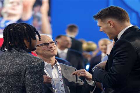 UConn’s Dan Hurley, Donovan Clingan share tender moment with Stephon Castle at NBA draft