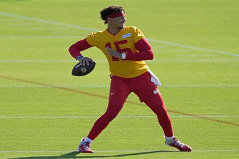 Patrick Mahomes, Xavier Worthy raise eyebrows with Chiefs training camp touchdown