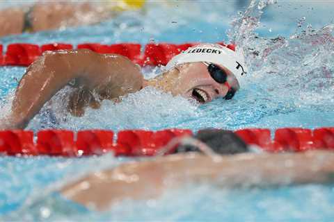 Katie Ledecky falls short against Ariarne Titmus again in 400-meter freestyle at 2024 Olympics