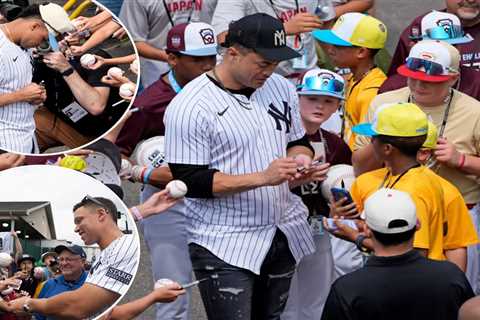 Yankees get heroes welcome, sign autographs for Little Leaguers after arriving in Williamsport